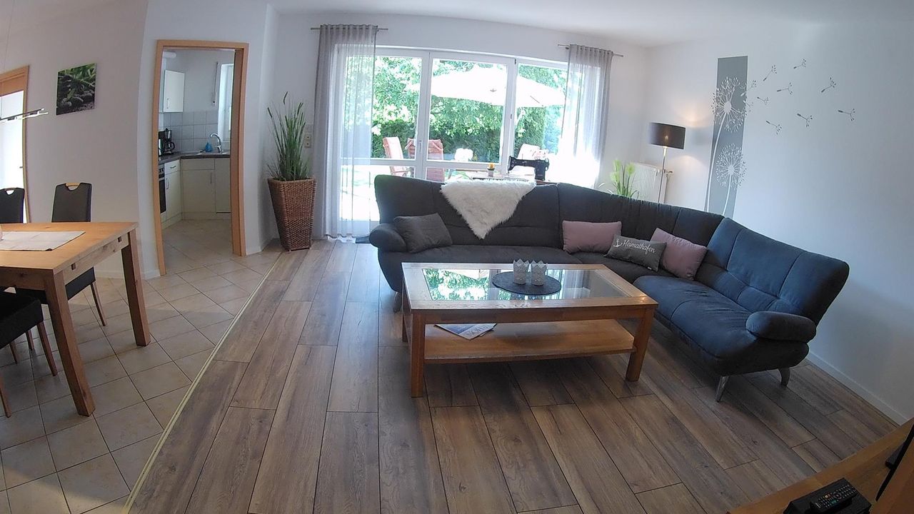 großes Sofa mit Zugang zur Terrasse großes Sofa mit Zugang zur Terrasse